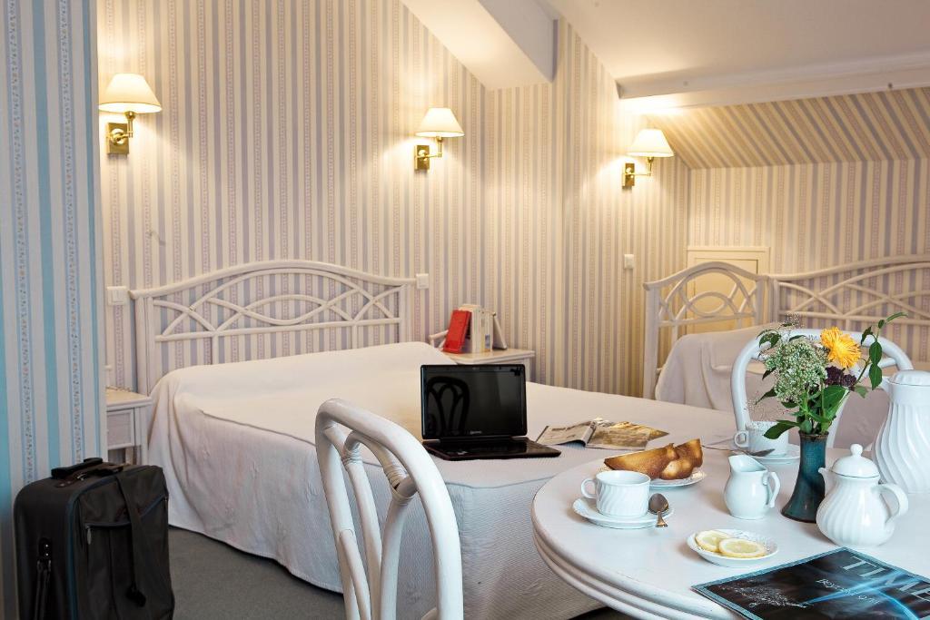 Logis Hotel Du Pont Neuf Le Veurdre Room photo