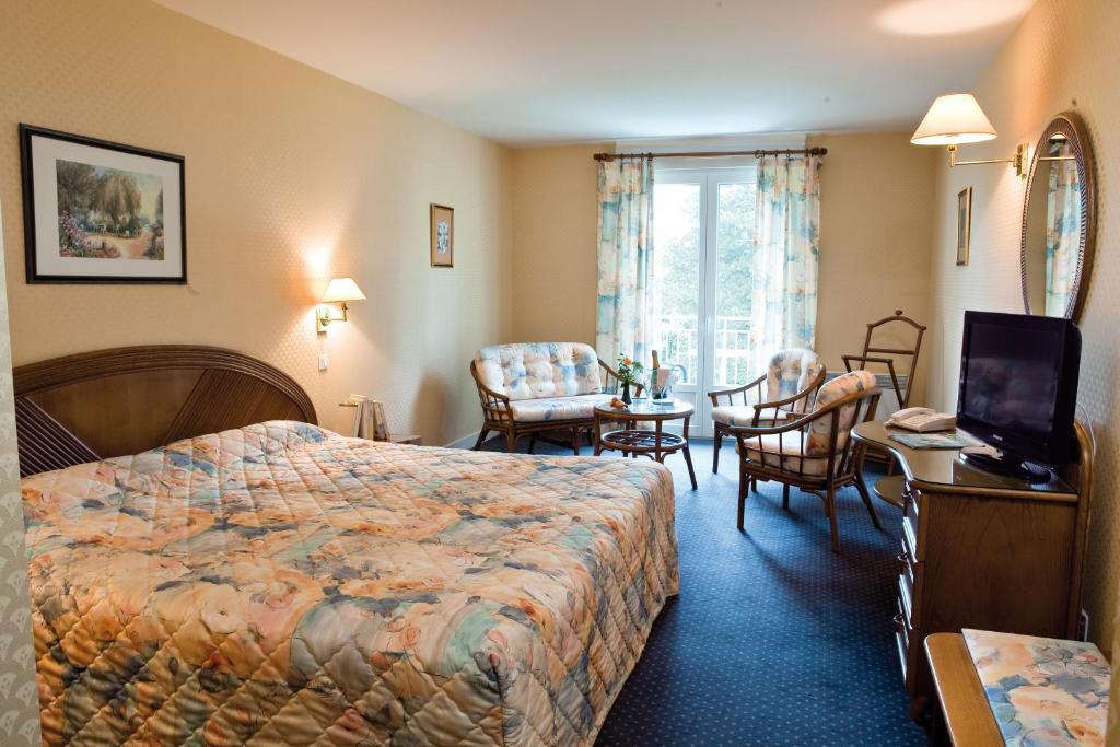 Logis Hotel Du Pont Neuf Le Veurdre Room photo