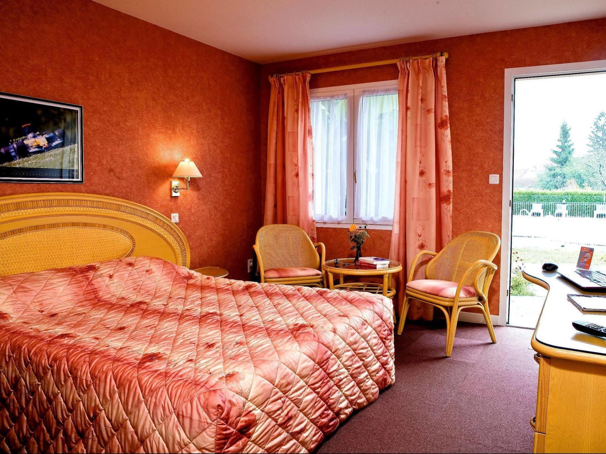 Logis Hotel Du Pont Neuf Le Veurdre Exterior photo