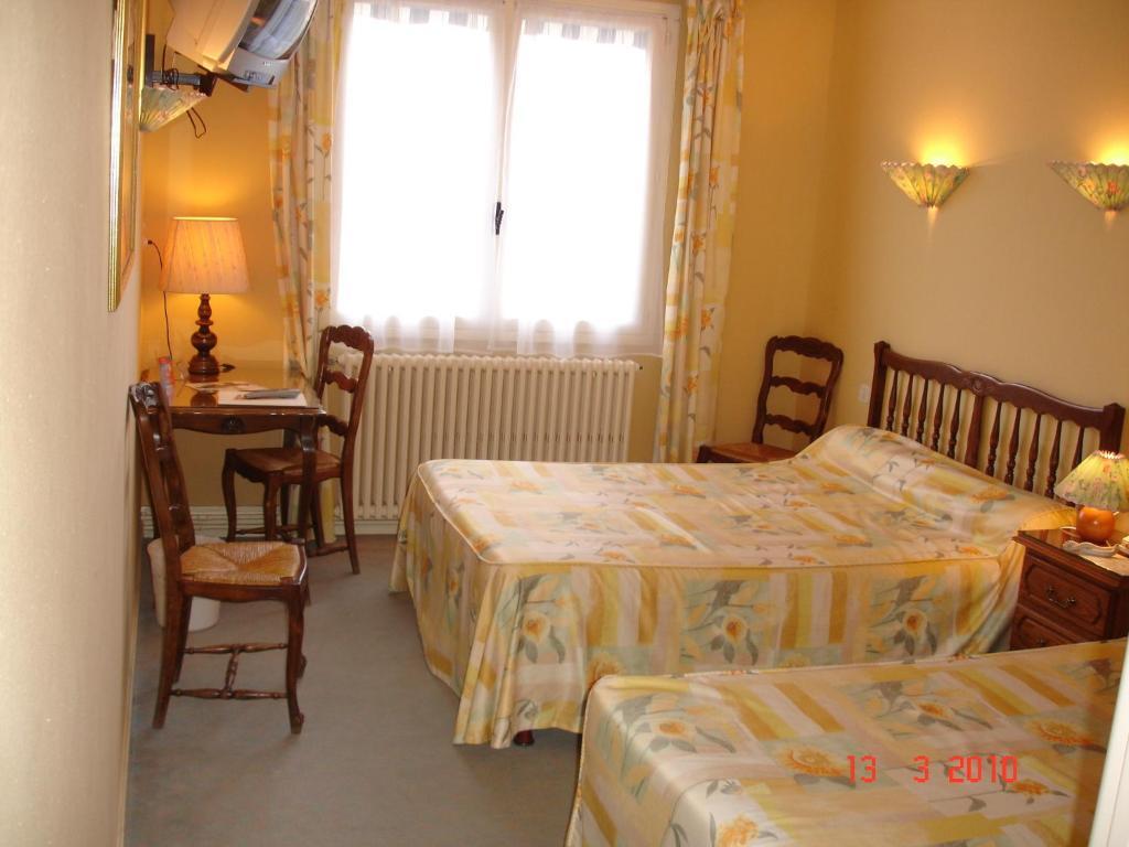 Logis Hotel Du Pont Neuf Le Veurdre Room photo